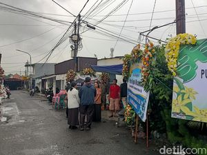 Suasana Duka Selimuti Kediaman Teguh Bonek yang Meninggal Kecelakaan
