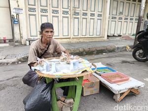 Jatuh Bangun Suma Berteman Jangkrik-Ulat di Kanoman Cirebon