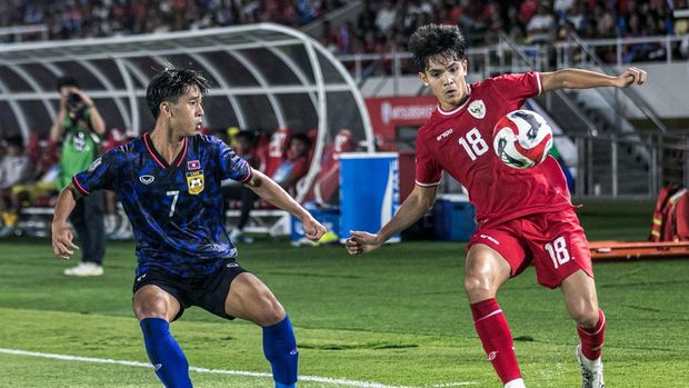 Pesepak bola Timnas Indonesia Victor Benjamin Dethan (kanan) berebut bola dengan pesepak bola Timnas Laos Anousone Xaypanya (kiri) saat pertandingan Grup B ASEAN Cup 2024 di Stadion Manahan, Solo, Jawa Tengah, Kamis (12/12/2024). Timnas Indonesia bermain imbang melawan Laos dengan skor 3-3. ANTARA FOTO/Mohammad Ayudha/agr/rwa.