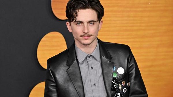 7 Penampilan Beda Timothee Chalamet Berkumis Tipis, dari Boyish Kini Dewasa