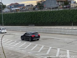 Mobil XForce Tertimpa Pelat Besi di Tol Andara Sudah Dievakuasi, Lalin Lancar