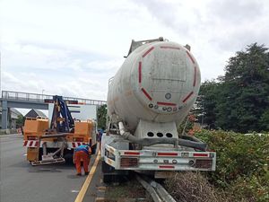 Truk Kecelakaan di Tol Cililitan hingga Nyangkut Pembatas, Lalin Tersendat