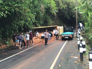 Truk Terguling di Tanjakan Jalan Bandongan Magelang, Muatan Bata Tumpah