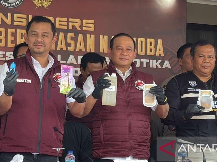 Wakabareskrim Polisi Republik Indonesia Irjen Pol. Asep Edi Suheri (tengah) ketika ungkap permasalahan laboratorium narkotika happy water dan liquid di Kabupaten Bandung, Jawa Barat, Kamis (12/12/2024).