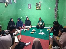 Pesan Wawali Surabaya Saat Melayat ke Kediaman Bonek yang Meninggal