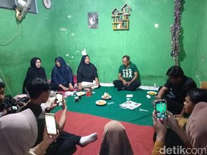 Pesan Wawali Surabaya Saat Melayat ke Kediaman Bonek yang Meninggal Pesan Wawali Surabaya Saat Melayat ke Kediaman Bonek yang Meninggal