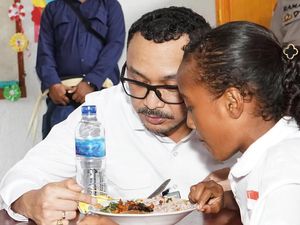 Giring Tengok Uji Coba Makan Bergizi Gratis Pakai Menu Lokal di Lembata