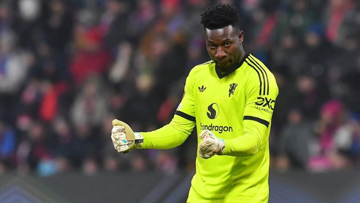Andre Onana bikin blunder. (Foto: AFP/MICHAL CIZEK)