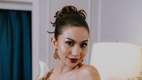 7 Pesona Ariel Tatum Tampil Dengan Riasan Hollywood Klasik Tahun 1950-an
