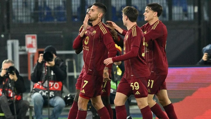 ROME, ITALY - DECEMBER 12: Lorenzo Pellegrini of AS Roma celebrates with his teammates after scoring opening goal during the UEFA Europa League 2024/25 League Phase MD6 match between AS Roma and SC Braga at Stadio Olimpico on December 12, 2024 in Rome, Italy. (Photo by Giuseppe Bellini/Getty Images)