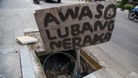 Awas! Ada Lubang Neraka di Jalan Ciater Tangsel