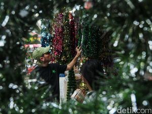 Berburu Pernak-pernik Natal di Pasar Pagi Jakarta Berburu Pernak-pernik Natal di Pasar Pagi Jakarta