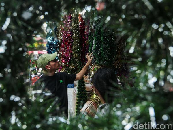 Berburu Pernak-pernik Natal di Pasar Pagi Jakarta