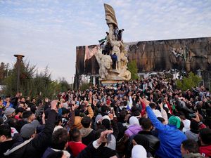 Ribuan Warga Suriah Turun ke Jalan Damaskus Rayakan Tergulingnya Assad Ribuan Warga Suriah Turun ke Jalan Damaskus Rayakan Tergulingnya Assad