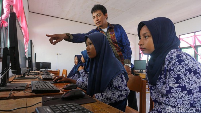Guru Berprestasi Bawa Inovasi Digital di Sekolah Pedalaman Konawe Siswa menjalankan kegiatan mencar ilmu mengajar di SMPN 1 Wawonii Timur, Kabupaten Konawe Kepulauan, Sulawesi Tenggara.