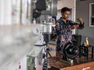 Keren! Guru SMKN 1 Cipatat Ciptakan Kompor Berbahan Bakar Oli Bekas