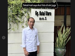 Bak Turis, Jokowi Foto di Depan Rumah Sendiri