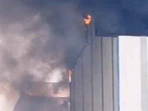 Dahsyatnya Kebakaran Pabrik di Petrokimia Gresik