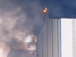 Dahsyatnya Kebakaran Pabrik di Petrokimia Gresik