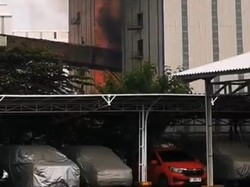 Polisi Datangi Lokasi Kebakaran Pabrik Petro Oxo Gresik