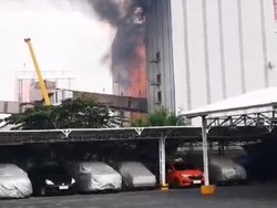 Pabrik Diduga Petro Oxo Gresik Terbakar, Asap Hitam Membubung Tinggi