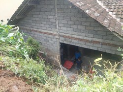 Sopir Diduga Ngantuk, Truk Sayur Terguling-Timpa Dapur di Temanggung