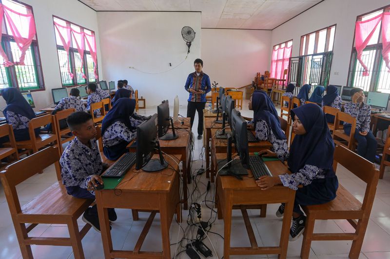 Kisah Guru di Pedalaman Konkep, Punya Segudang Prestasi Berkat Jago Coding