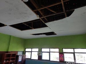 Ketakutan Siswa SDN di Cirebon, Belajar di Bawah Atap Rapuh Ketakutan Siswa SDN di Cirebon, Belajar di Bawah Atap Rapuh