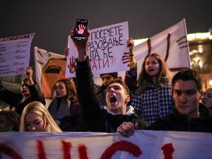 Mahasiswa Serbia Geruduk Kantor Presiden Tuntut Keadilan