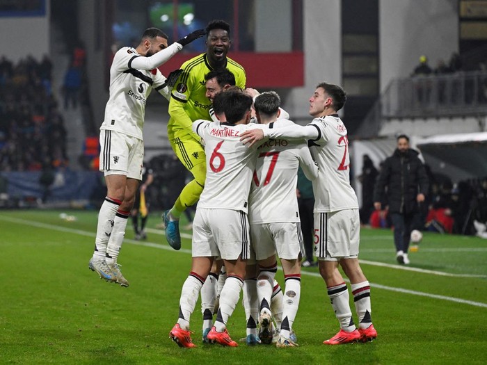 Soccer Football - Europa League - Viktoria Plzen v Manchester United - Doosan Arena, Plzen, Czech Republic - December 12, 2024 Manchester United's Rasmus Hojlund celebrates scoring their second goal with teammates REUTERS/Radovan Stoklasa     TPX IMAGES OF THE DAY