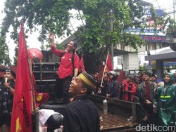 Massa Demo Lempari Telur Kantor Disnaker Makassar Saat Pleno UMK 2025