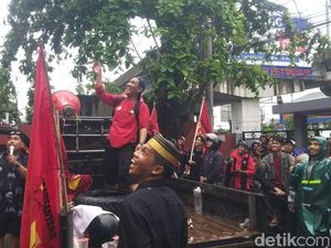 Massa Demo Lempari Telur Kantor Disnaker Makassar Saat Pleno UMK 2025 Massa Demo Lempari Telur Kantor Disnaker Makassar Saat Pleno UMK 2025