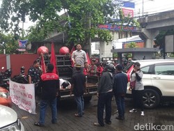 Massa Demo UMK 2025 Blokade Kantor Disnaker Makassar, Anggota Apindo Dicegat