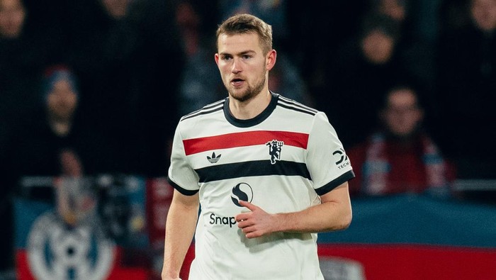 PLZEN, CZECH REPUBLIC - DECEMBER 12:   Matthijs de Ligt of Manchester United in action during the UEFA Europa League 2024/25 League Phase MD6 match between FC Viktoria Plzen and Manchester United at Stadion mesta Plzne on December 12, 2024 in Plzen, Czech Republic. (Photo by Zohaib Alam - MUFC/Manchester United via Getty Images)