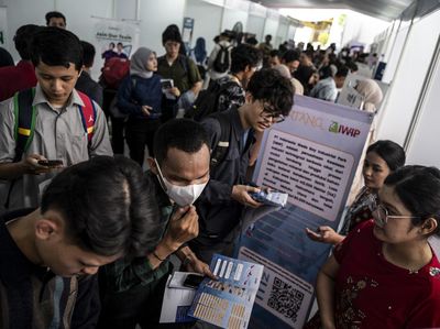 Ribuan Orang Berburu Lowongan Kerja di Jakarta