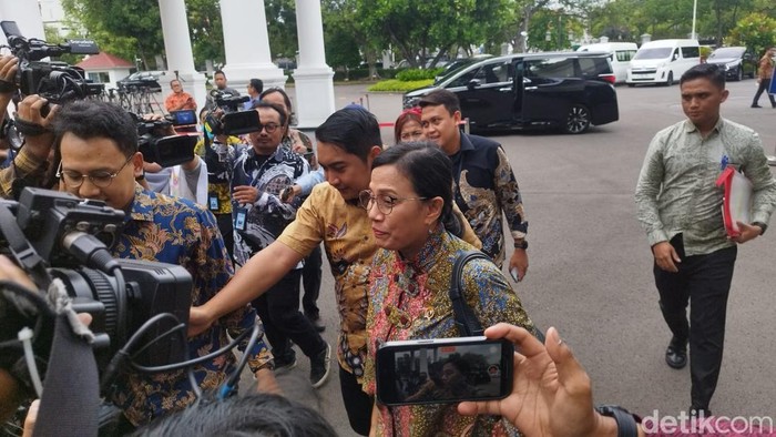 Menteri Keuangan Sri Mulyani Indrawati merapat ke Istana Menteri Keuangan Sri Mulyani Indrawati merapat ke IstanaJak