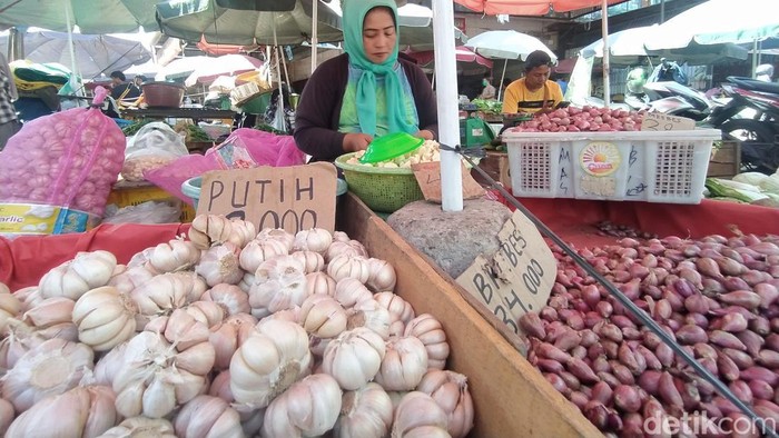 Pasar 26 Ilir Palembang Harga sejumlah materi pokok di Pasar 26 Ilir Palembang mengalami peningkatan jelang momen Natal dan tahun gres (nataru). Mulai dari harga bawang merah, bawang putih, cabe merah, dan telur ayam negeri.