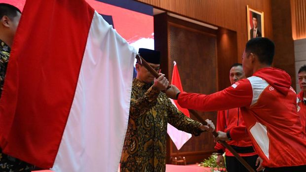 Wakil Ketua Umum Pengurus Besar Ikatan Pencak Silat Indonesia (PB IPSI) sekaligus Menteri Luar Negeri RI, Sugiono melepas kontingen atlet yang akan bertanding di World Pencak Silat Championship 2024 di Abu Dhabi. Acara pelepasan dihelat di Kantor Kementerian Luar Negeri, Jakarta, Jumat (13/12). (Dok PB IPSI)