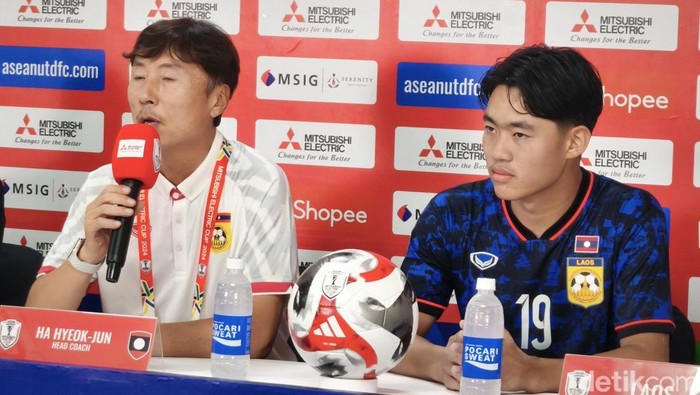 Pelatih Laos, Ha Hyeok-jun, saat konferensi pers seusai laga di Stadion Manahan Solo, Kamis (12/12/2024) malam.