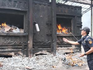5,9 Juta Batang Rokok Ilegal Dibakar di Mojokerto 5,9 Juta Batang Rokok Ilegal Dibakar di Mojokerto