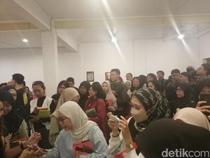 Antusias Pembaca Sambut Novel Terbaru Eka Kurniawan di Surabaya Antusias Pembaca Sambut Novel Terbaru Eka Kurniawan di Surabaya