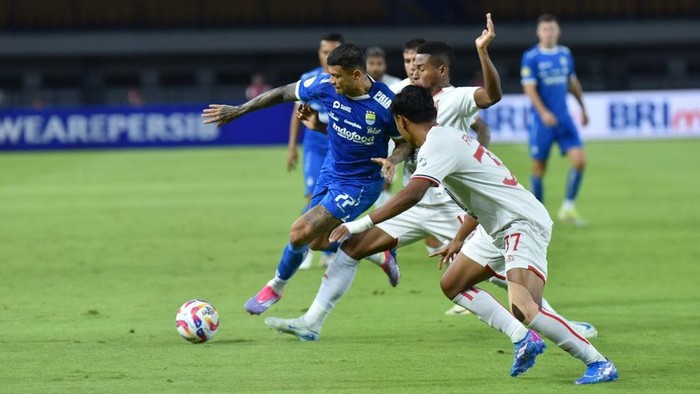 Penyerang PERSIB, Ciro Alves dibayangi pemain Malut United pada pertandingan pekan ke-14 Liga 1 2024/2025 di Stadion Gelora Bandung Lautan Api, Jumat, 13 Desember 2024. Penyerang PERSIB, Ciro Alves dibayangi pemain Malut United pada pertandingan pekan ke-14 Liga 1 2024/2025 di Stadion Gelora Bandung Lautan Api, Jumat, 13 Desember 2024.