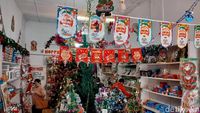 Pernak-Pernik Natal Mulai Diburu Pembeli di Malang