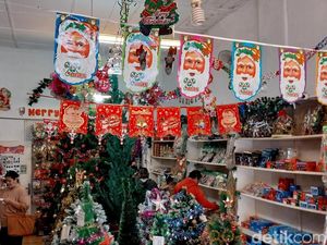 Pernak-Pernik Natal Mulai Diburu Pembeli di Malang Pernak-Pernik Natal Mulai Diburu Pembeli di Malang