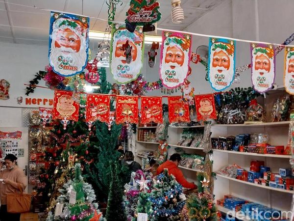 Pernak-Pernik Natal Mulai Diburu Pembeli di Malang