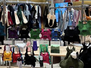 Brand Korea Selatan Ini Rilis Tas Rajut Terbuat dari Limbah Botol Plastik Brand Korea Selatan Ini Rilis Tas Rajut Terbuat dari Limbah Botol Plastik