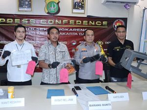 3 Temuan Polisi Ungkap Suami di Jakbar Akhiri Hidup Usai Bunuh Istri 3 Temuan Polisi Ungkap Suami di Jakbar Akhiri Hidup Usai Bunuh Istri