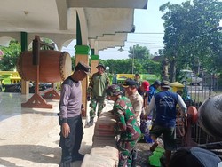 Polisi-TNI Kerja Bakti di Desa Gempol Klutuk Usai Diterjang Banjir