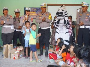 Polisi Beri Trauma Healing ke Anak-anak Korban Banjir Jombang Polisi Beri Trauma Healing ke Anak-anak Korban Banjir Jombang