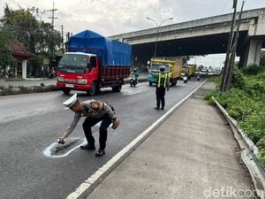 Polres Pasuruan Perbaiki Jalan Rusak di Jalur Surabaya-Malang Jelang Nataru Polres Pasuruan Perbaiki Jalan Rusak di Jalur Surabaya-Malang Jelang Nataru